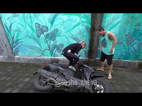 Moped parkour double fail – 981904